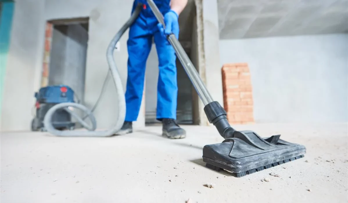 Agent ALS Services nettoyant après des travaux à Paris 9e